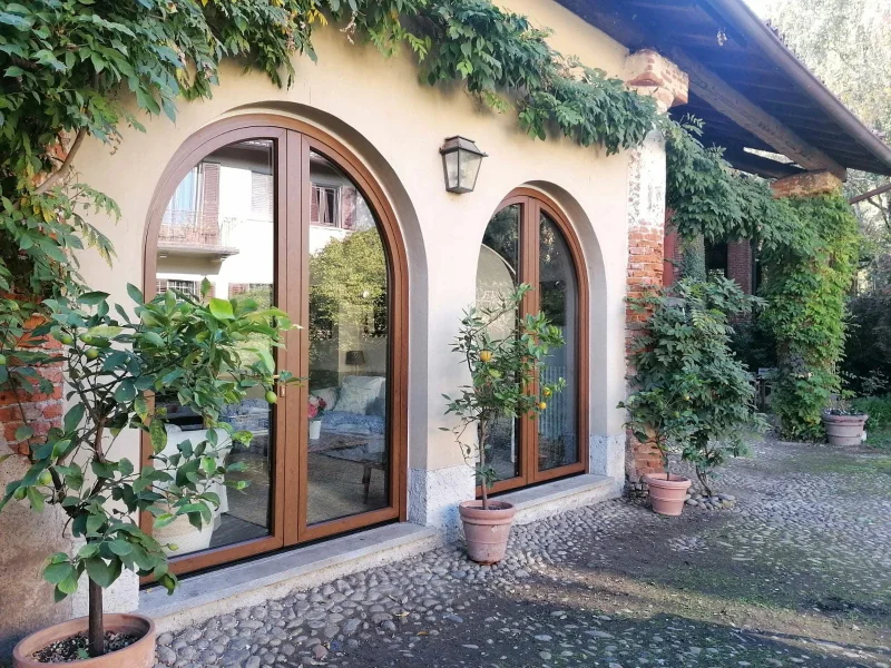 casa-con-finestre-legno-alluminio